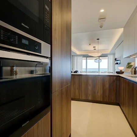 Luxury Front 2 Bed In Towers *